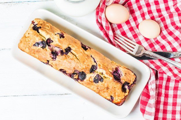 Blueberries & almond cake